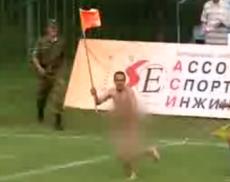 Во время чемпионата России по регби голый болельщик выбежал на поле