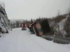 В Норвегии фура упала с 60-метрового обрыва