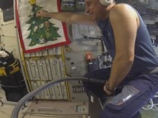 Космонавт оседлал пылесос и полетал на нем по МКС