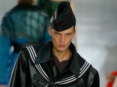 Странная походка модели на подиуме шокировала зрителей