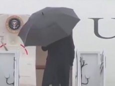 Трамп снова не сумел совладать с зонтом