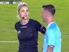 Девушка-рефери потроллила футболиста, показав ему вместо предупреждения платок