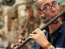 Художник извлекает музыку из оружия