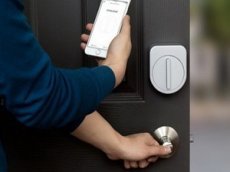 Умная дверь пустит в дом без звонка и ключа