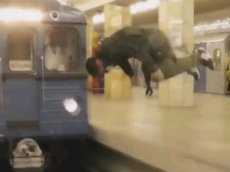 Подросток совершил сальто перед едущим поездом в метро