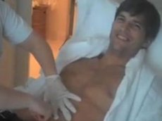 Эштон Катчер выложил в своем блоге ролик об  эпиляции