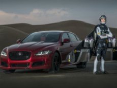 Jaguar XJR выступил против человека с реактивным ранцем