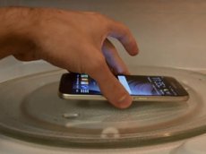 Любитель гаджетов попытался зарядить мобильник в микроволновке