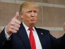 Трамп показал видео «потрясающего удара» в спину Клинтон