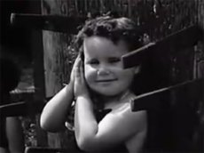 Мать бросает ножи в пятилетнюю дочку на глазах у публики