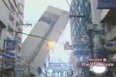 На Филиппинах неожиданно обрушился жилой дом