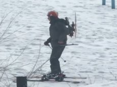 "Зимний" Карлсон на лыжах и с пропеллером