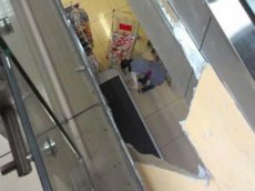 Девушка упала со второго этажа, спасая свой телефон