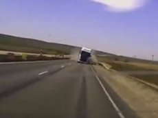 В Крыму легковушка чудом ушла от столкновения с фурой