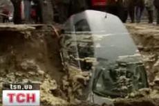 В Киеве на Борщаговке утонула машина