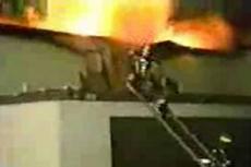 Пожарный сломал ногу, спасая человека