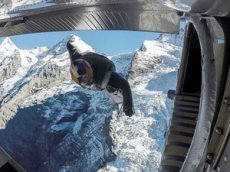 Бейсджамперы повторили трюк Джеймса Бонда