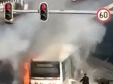 В Китае загорелся автобус, пассажиры спаслись в последний момент
