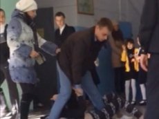 В школе пьяная мать ученика подралась с физруком