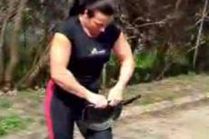 Сильная женщина скручивает сковородки