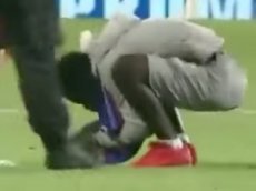 Фанат выбежал на поле и поцеловал бутсу Месси