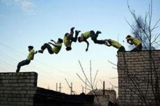 Пляжный рекорд: прыжок через 10 человек