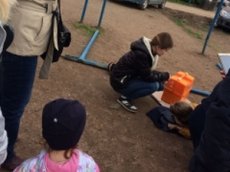 Опубликовано видео падения на ребёнка металлической конструкции в Уфе