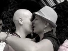 Трогательное видео: женщины поддержали больную раком подругу