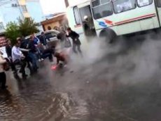 В Красноярске автобус с пассажирами попал в фонтан из кипятка