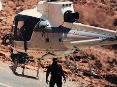 Безумные трюки на вертолете над и в каньоне