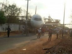 В Индии кран упал на самолет