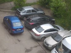 Заблокированный водитель виртуозно выехал с парковки