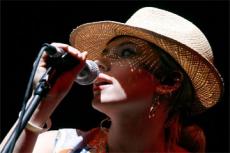 Скарлетт Йохансон запела