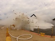 Американское судно при спуске на воду "обстреляло" зрителей