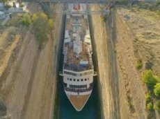 Через Коринфский канал «протиснулся» крупнейший в истории лайнер