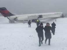 В Нью-Йорке самолет выкатился за пределы полосы