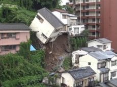 В Нагасаки дождь смыл со склона дом