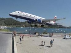 Любители экстремальных селфи чудом увернулись от самолета в Греции