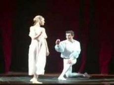 Танцор сделал предложение балерине во время спектакля
