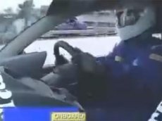 Удивительно глупая авария: гонщик засмотрелся на болельщицу