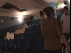 В кинотеатре во время сеанса на зрителей обрушился потолок