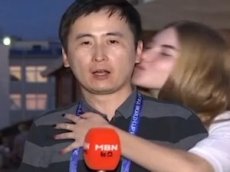 Болельщицы расцеловали журналиста из Южной Кореи во время прямого включения на ЧМ