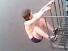 Парень на спор прыгнул с моста через Волгу и погиб