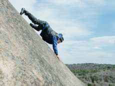 Пенсионер совершил экстремальный спуск по скале вниз головой