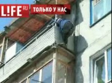 Сын не смог спасти маму, которая бросилась с пятого этажа на глазах у спасателей