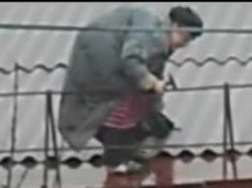 Бабуля решила сама починить крышу пятиэтажки