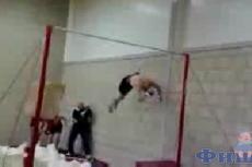 Гимнаст получил травму головы, вращаясь на турнике