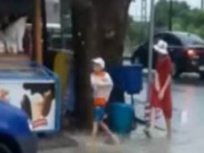 Камеры засняли, как мальчик провалился в открытую ливневку в Сочи