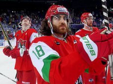 Защитник «Куньлуня» сломал мячом стену во время тренировки