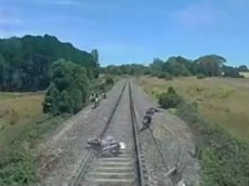 Мотоциклист едва не погиб под колесами поезда